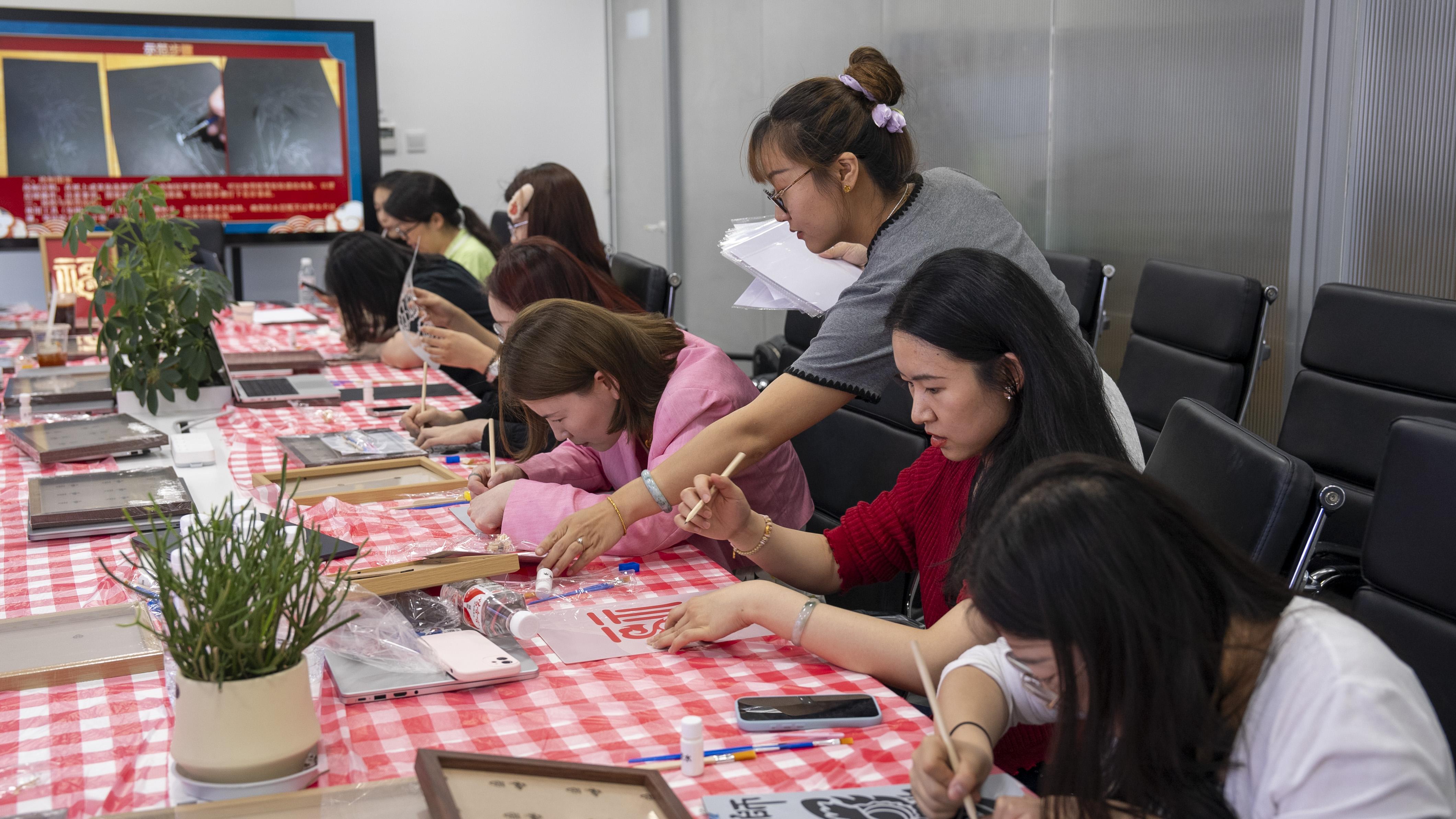 心言集团“非遗传承计划之烧箔画限定体验工坊”圆满举行助力非遗传承创新落地(图5)