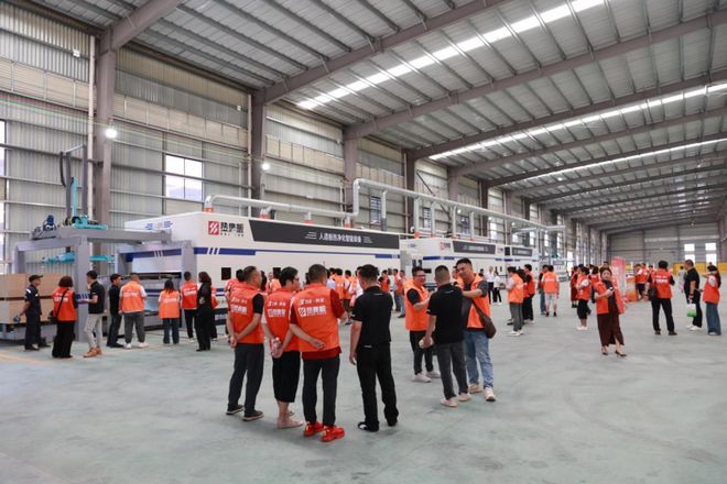 华南地区首条热康板生产线在贵港市港南区正式投产(图2)