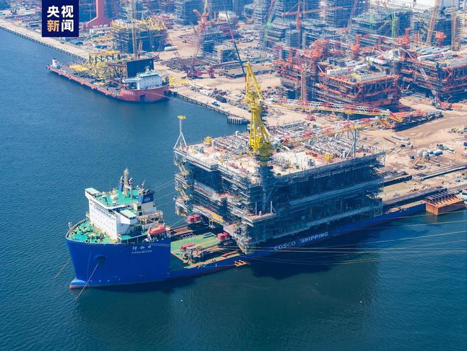 我国建造！17万多吨“巨无霸”完工交付！高度超24层楼甲板相当于15个篮球场(图1)