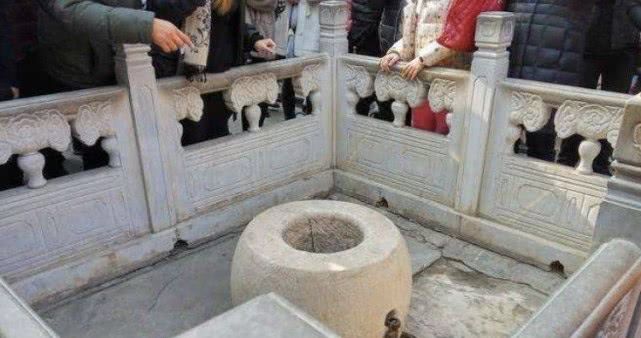 据说清朝灭亡后很多珠宝都扔进了故宫深井里为何无人打捞呢？(图2)